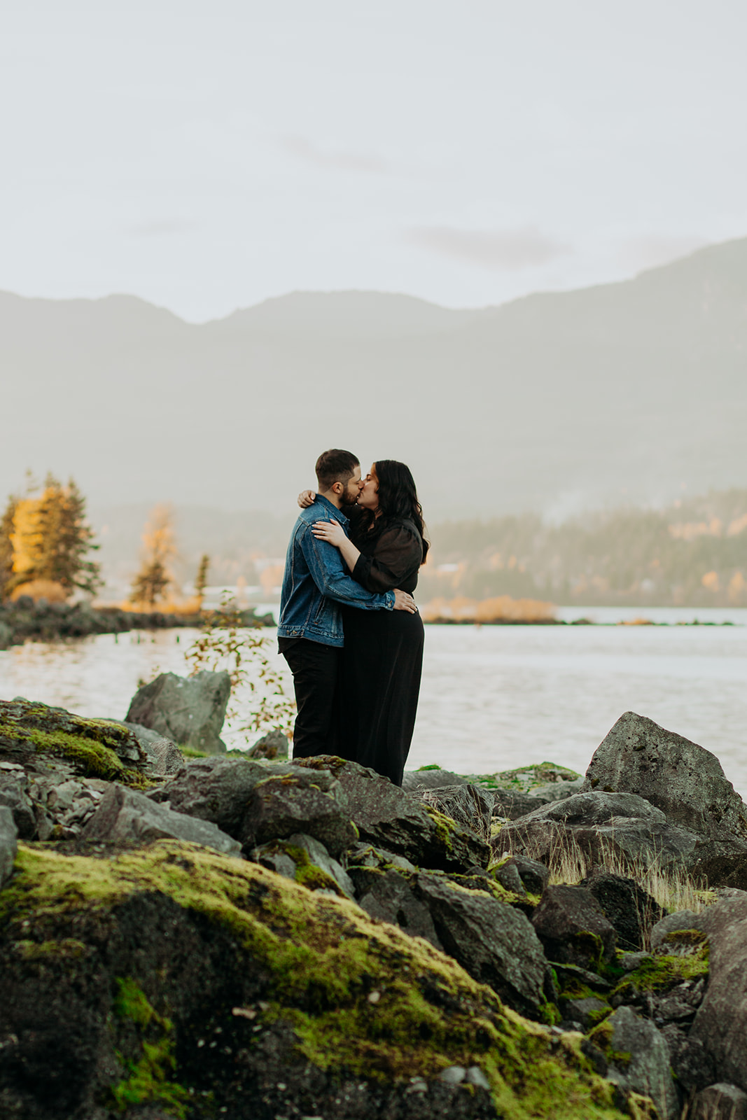 Couple kissing at engagement photography session at cascade locks
